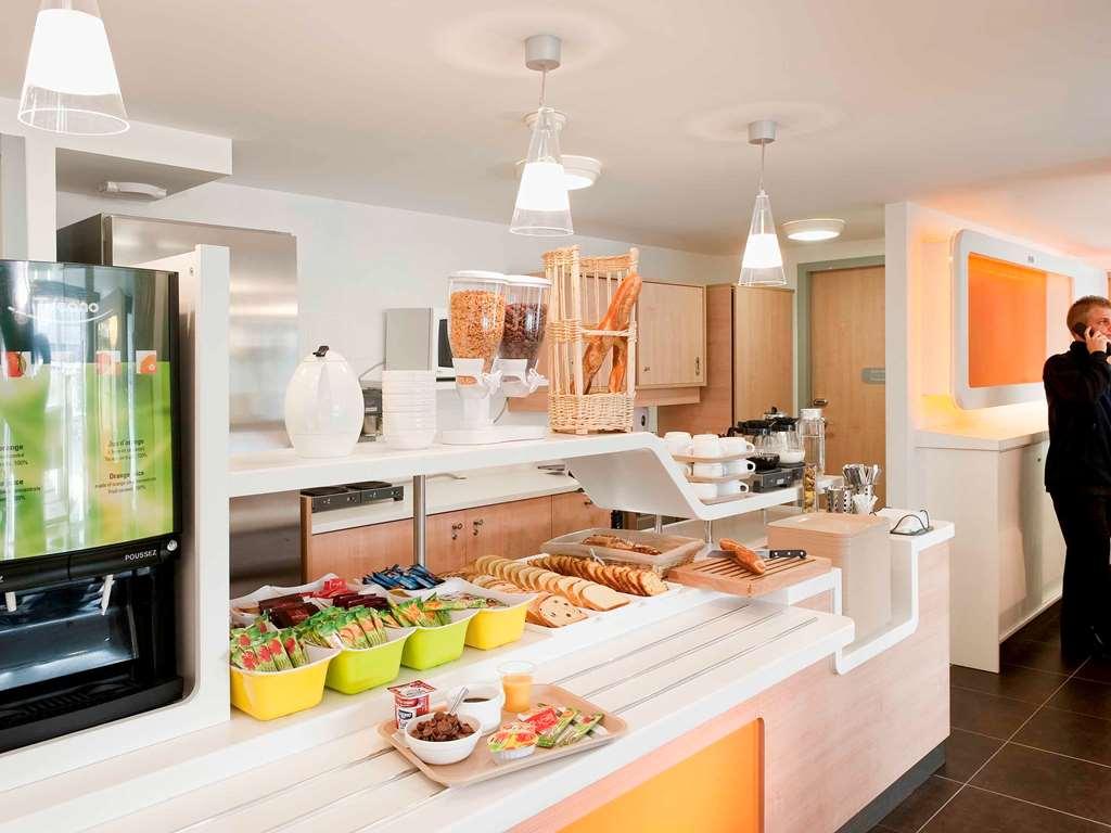 Ibis Budget Bourges Restoran foto